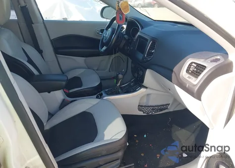 2018 Jeep Compass Latitude 4X4 z USA, uszkodzony, nr VIN 3C4NJDBB7JT325936